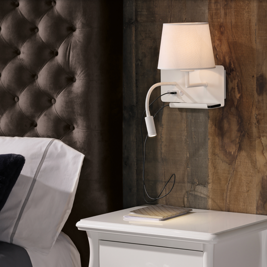 Applique murale alliant design noir texturé et abat-jour foncé. Éclairage réglable, ports USB et USB-C intégrés pour un confort moderne et fonctionnel. Un luminaire élégant qui s’adapte à votre rythme et sublime votre intérieur.