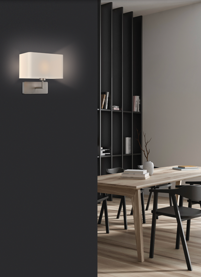 Applique murale au design intemporel, alliant élégance et fiabilité. Lumière douce et équilibrée pour un confort visuel optimal, idéale pour les moments de lecture, de détente ou d’accueil. Un luminaire durable qui traverse les années avec style.