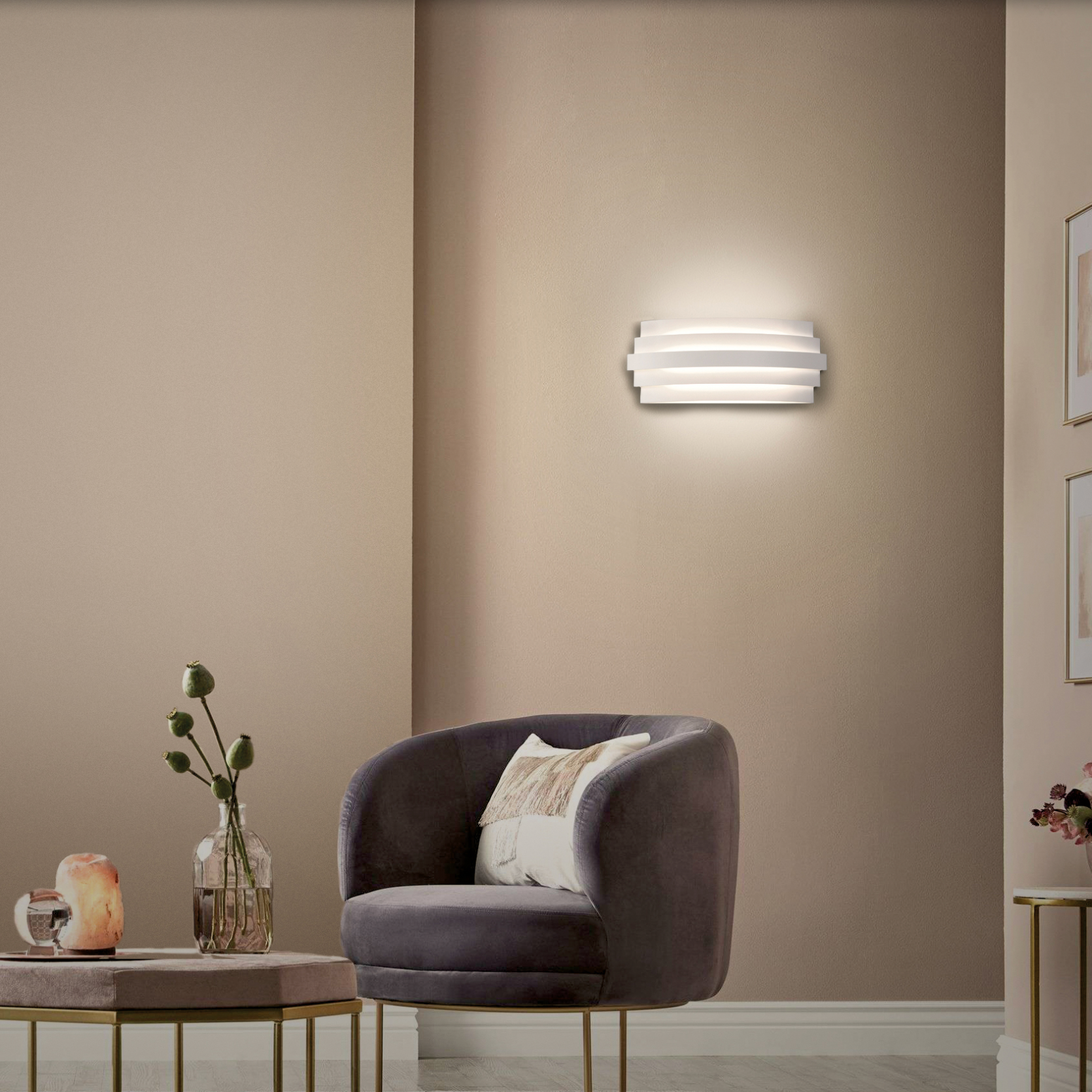 Applique murale au design raffiné, diffusant une lumière douce vers le haut, le bas et l’avant pour une ambiance chaleureuse et apaisante, idéale dans un couloir ou une chambre.