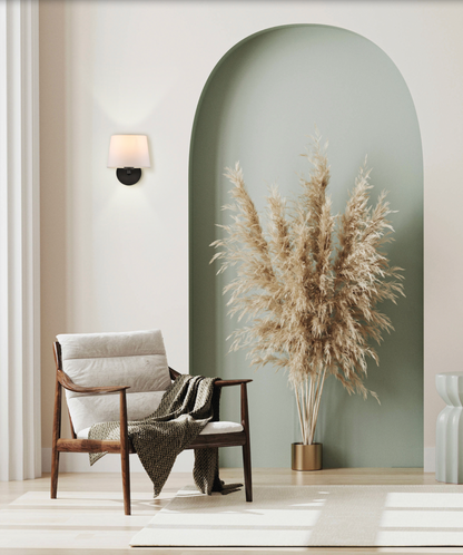 Applique murale au design sobre et élégant, idéale pour créer une atmosphère douce et intime. Lumière chaude et apaisante, parfaite pour lire, se détendre ou sublimer vos soirées à la maison. Un détail discret qui change tout.