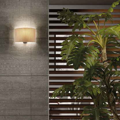 Applique murale Amsterdam avec abat-jour plissé en tissu beige et support métallique, design élégant et chaleureux pour intérieur moderne.