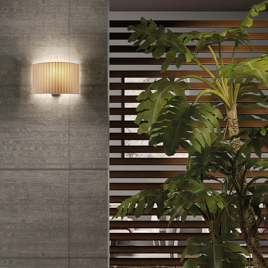 Applique murale Amsterdam avec abat-jour plissé en tissu beige et support métallique, design élégant et chaleureux pour intérieur moderne.