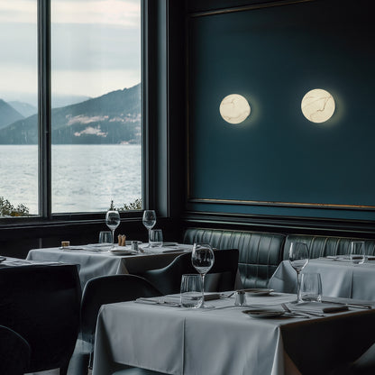 Applique murale Oxy avec globe en imitation albâtre et base blanche, design élégant et lumineux pour intérieur moderne.