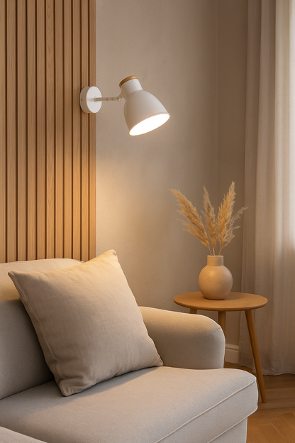 Applique murale Valan blanche avec détail en bois, installée dans un coin de lecture au style scandinave et lumineux.