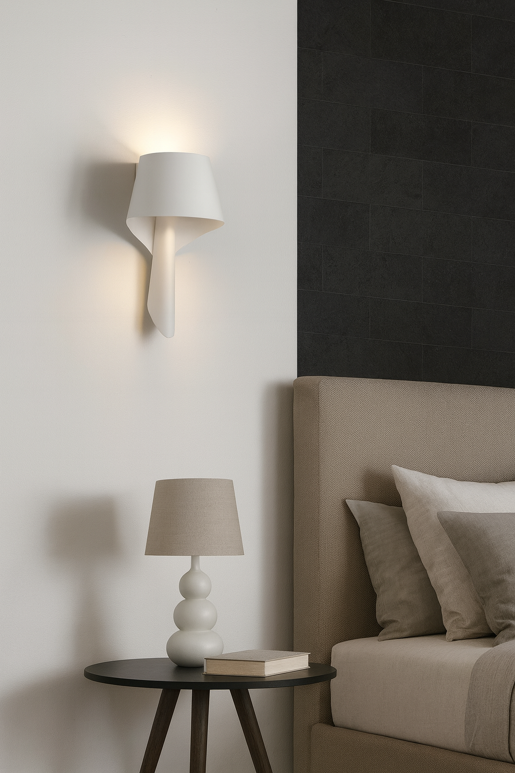 Applique murale blanche design de la collection Torch, diffusant une lumière chaude vers le haut et le bas sur un mur d’une chambre moderne, créant une atmosphère élégante et apaisante.