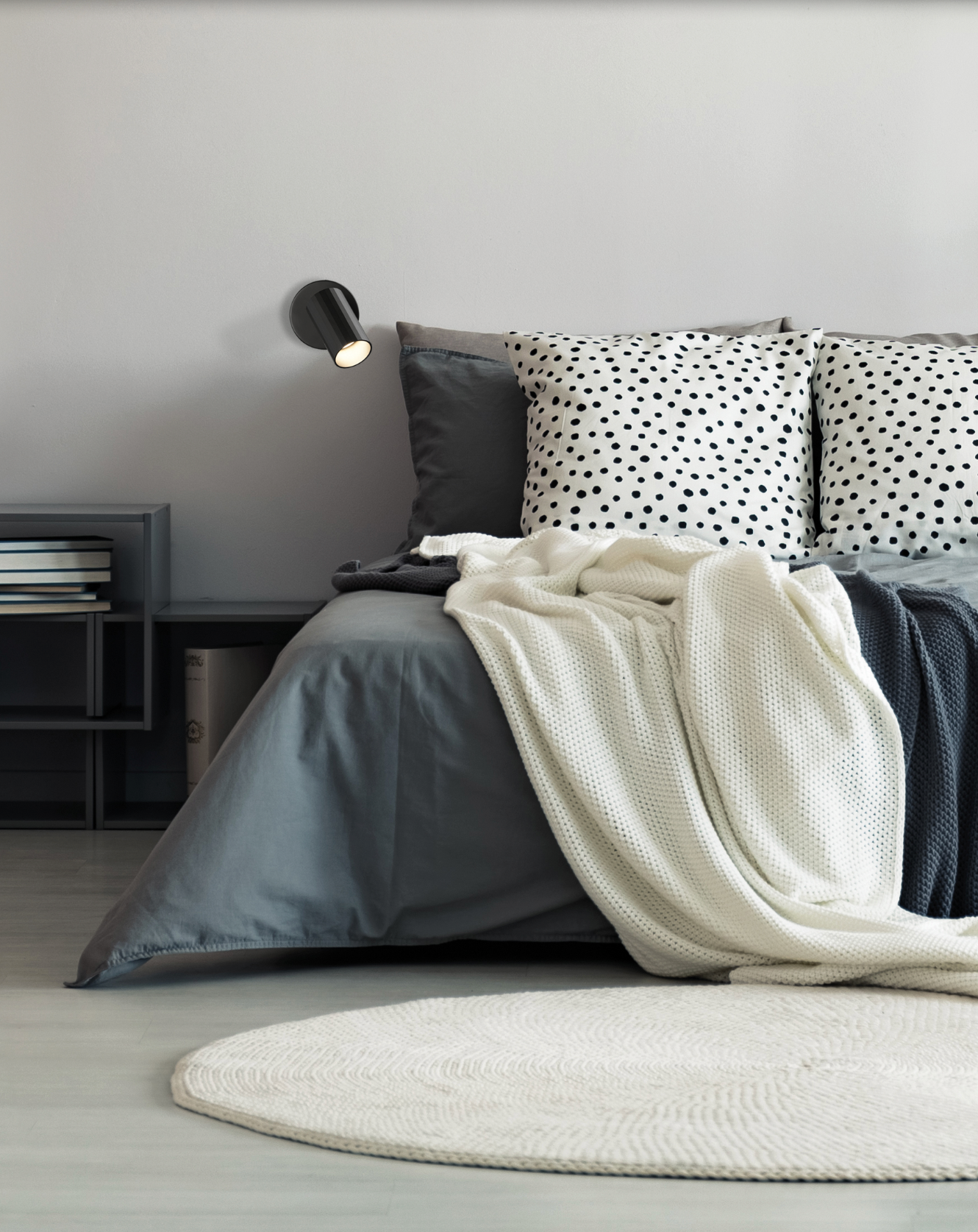 Applique murale double faisceau au design cylindrique et minimaliste, diffusant une lumière douce vers le haut et le bas pour créer une ambiance chaleureuse et équilibrée dans tous vos espaces intérieurs.