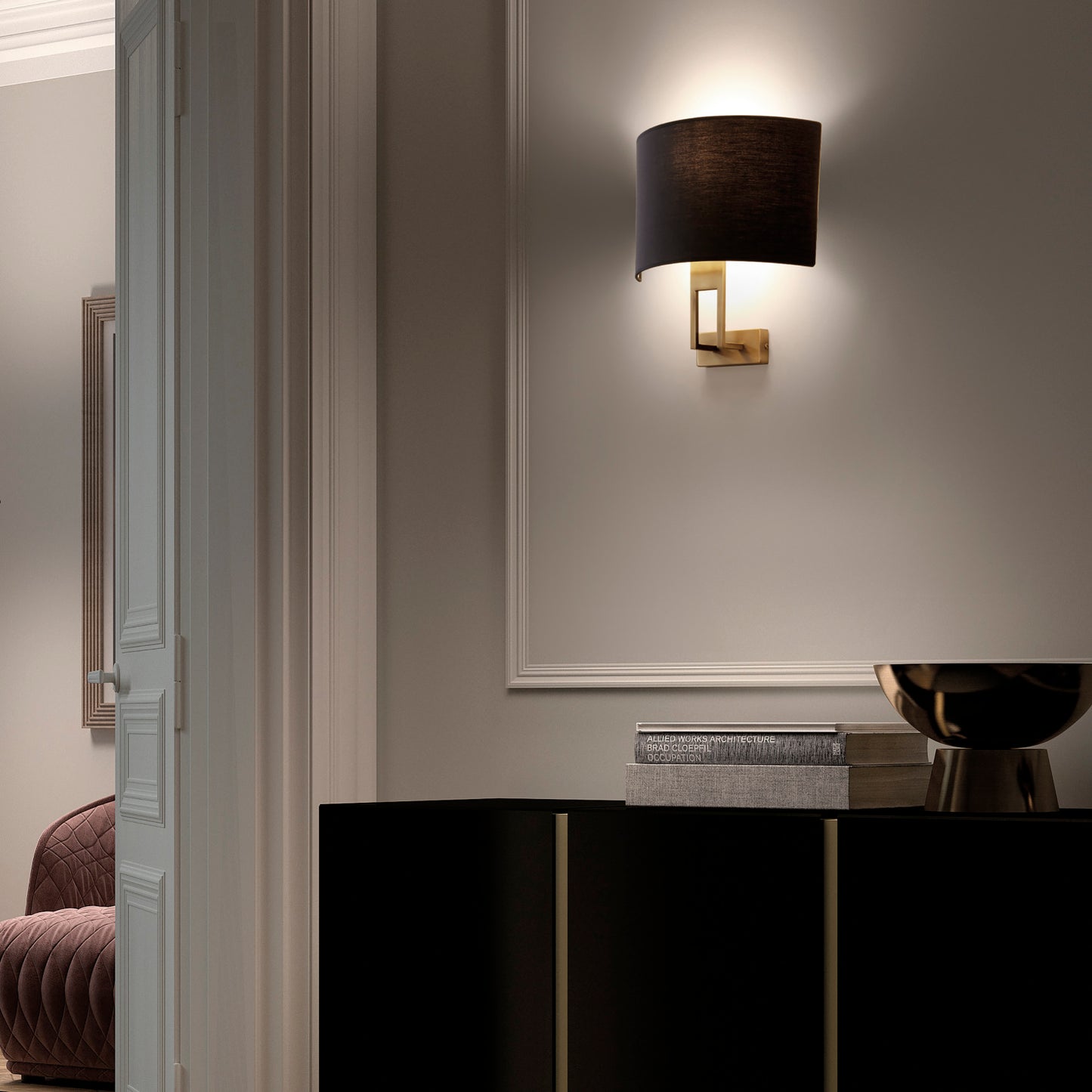 Applique murale de la collection Classical, en finition dorée avec abat-jour noir en coton, diffusant une lumière chaude et élégante dans un salon raffiné au style intemporel.