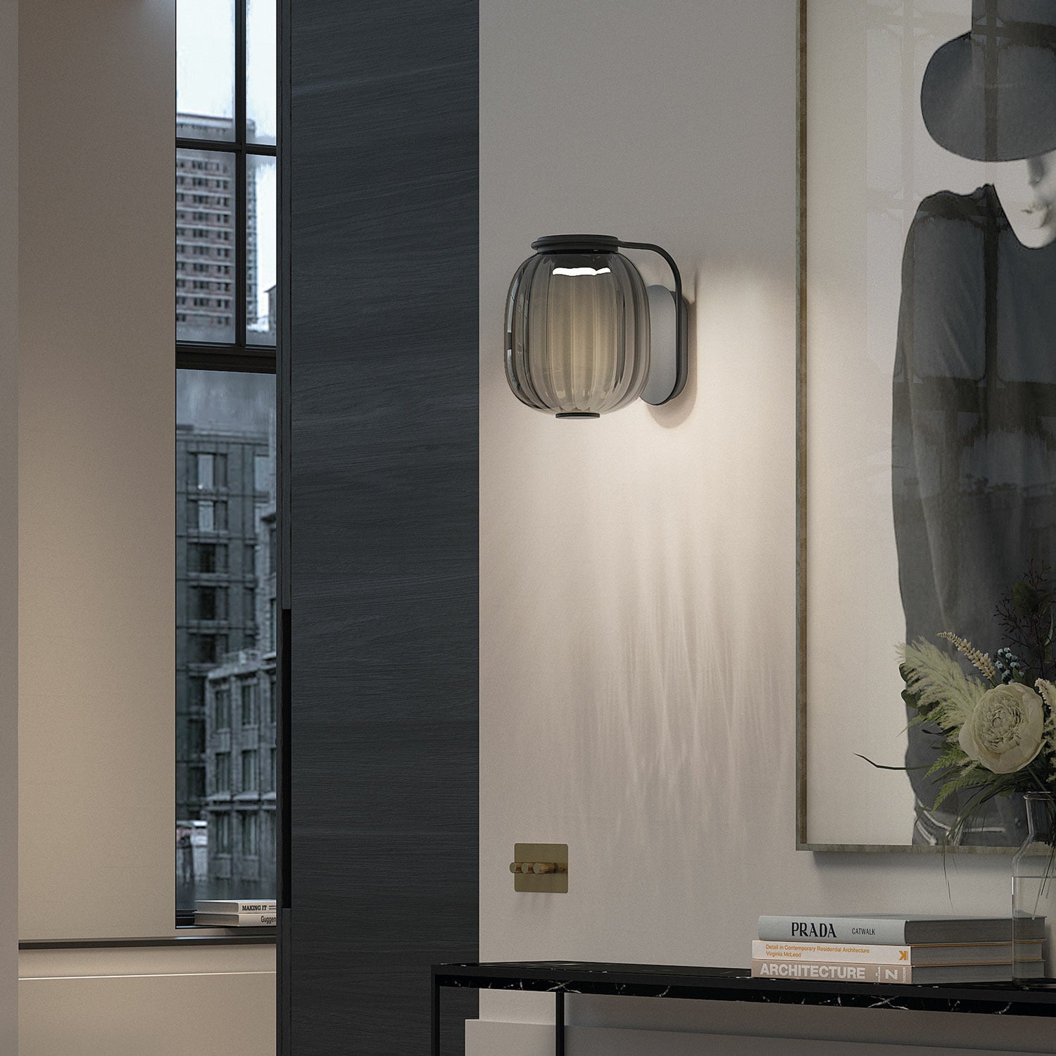 Applique murale design Krista en verre fumé et acier noir, installée dans un intérieur moderne et élégant.