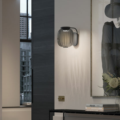 Applique murale design Krista en verre fumé et acier noir, installée dans un intérieur moderne et élégant.