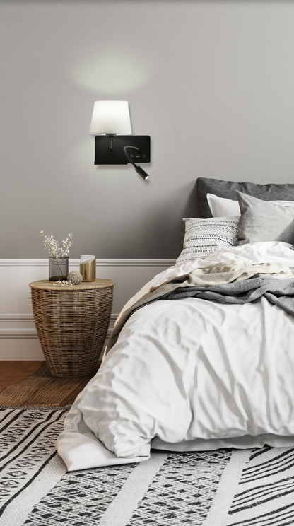 Applique murale alliant design noir texturé et abat-jour foncé. Éclairage réglable, ports USB et USB-C intégrés pour un confort moderne et fonctionnel. Un luminaire élégant qui s’adapte à votre rythme et sublime votre intérieur.