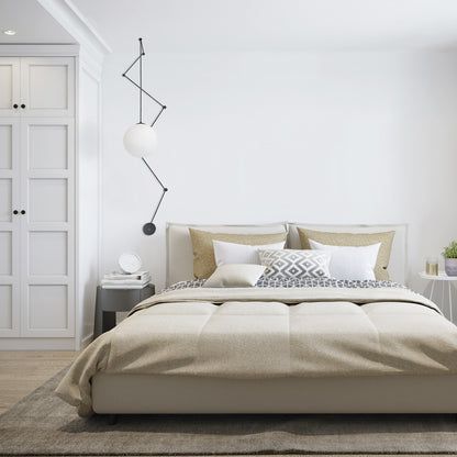 Applique murale design noire avec globe en verre opalin – luminaire géométrique moderne au style sculptural, diffusant une lumière douce pour salon, chambre ou entrée.