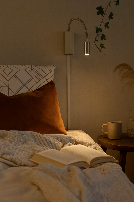 Applique murale en laiton à bras flexible, idéale pour un coin lecture dans une chambre cosy. Émet une lumière chaude et directionnelle, parfaite pour créer une atmosphère douce et élégante.