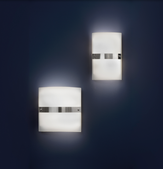 Applique murale en verre et nickel, au design élégant et raffiné, diffusant une lumière douce et chaleureuse idéale pour le salon, le couloir ou la chambre.