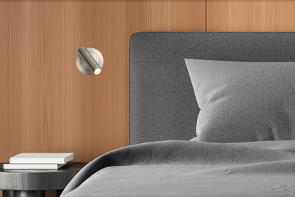 Applique murale encastrée LED orientable avec interrupteur intégré. Atria combine élégance et fonctionnalité grâce à son design noir texturé et son éclairage précis, idéal pour vos moments de détente ou de lecture.