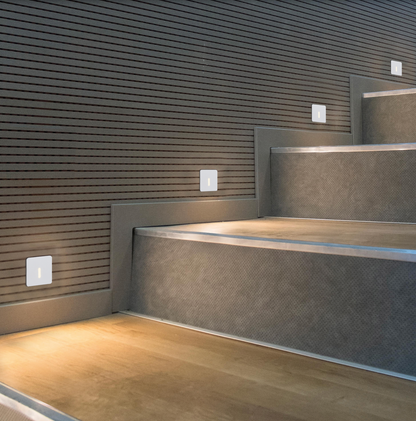 Applique murale encastrée Prado blanche, design moderne et discret, diffusant une lumière LED douce et ciblée idéale pour couloirs et escaliers.