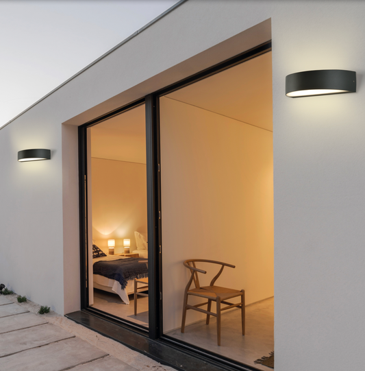 Applique murale extérieure Aysel, design moderne et épuré, diffusant une lumière douce en haut et en bas, résistante aux intempéries et aux chocs grâce à sa protection IP54 et IK10.