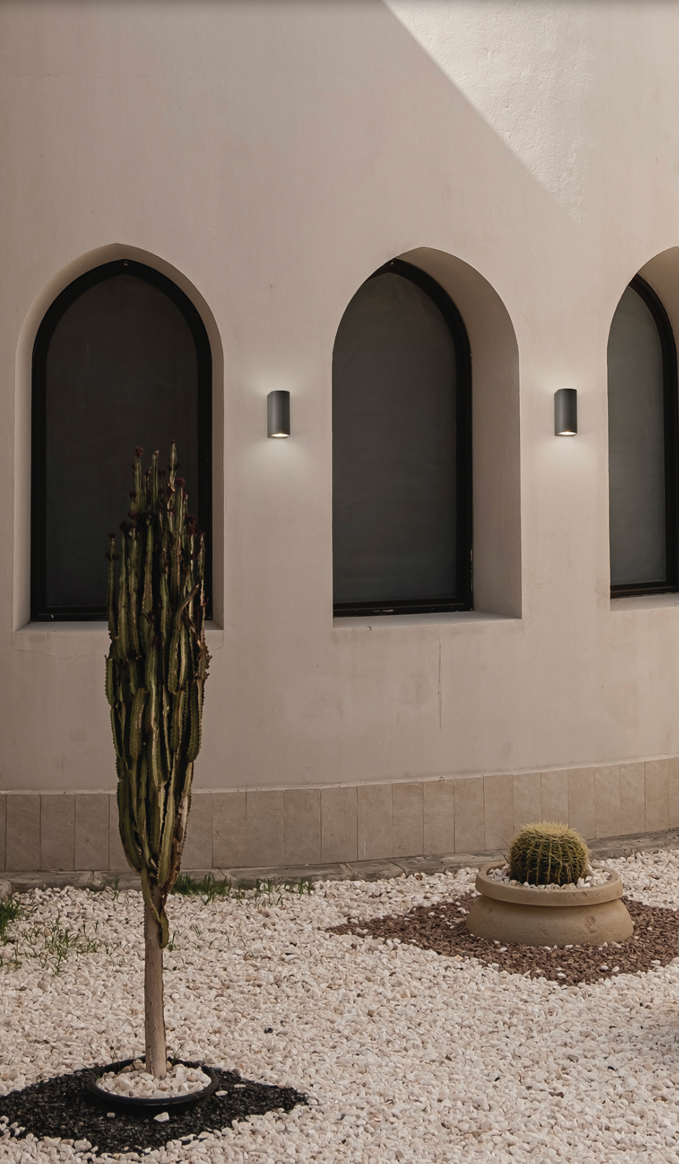 Applique murale extérieure Boj anthracite au design moderne et raffiné, diffusant une lumière douce et chaleureuse, résistante aux intempéries grâce à sa protection IP54.