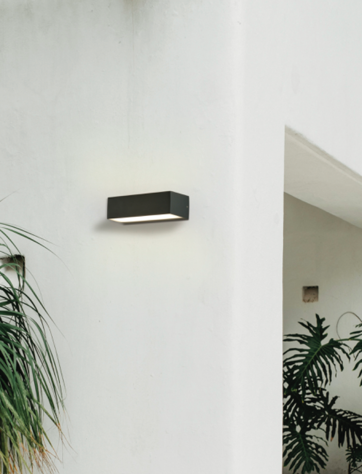 Applique murale extérieure Draco LED au design moderne et raffiné, diffusant une lumière douce directe et indirecte idéale pour illuminer entrées et terrasses avec élégance.