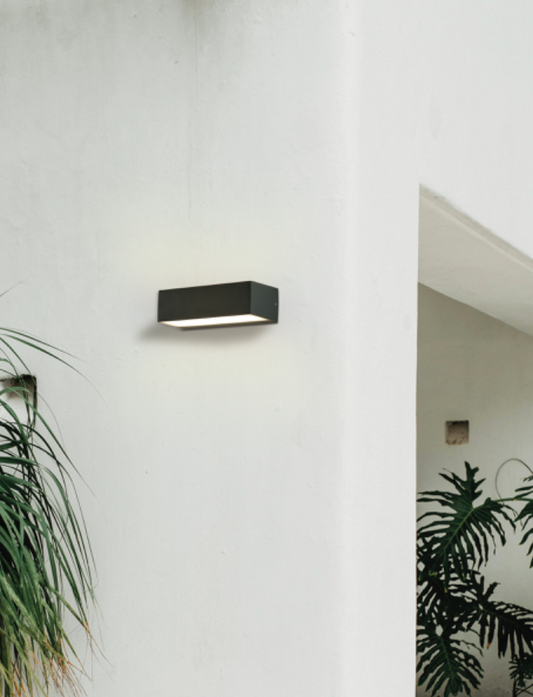 Applique murale extérieure Draco LED au design moderne et raffiné, diffusant une lumière douce directe et indirecte idéale pour illuminer entrées et terrasses avec élégance.