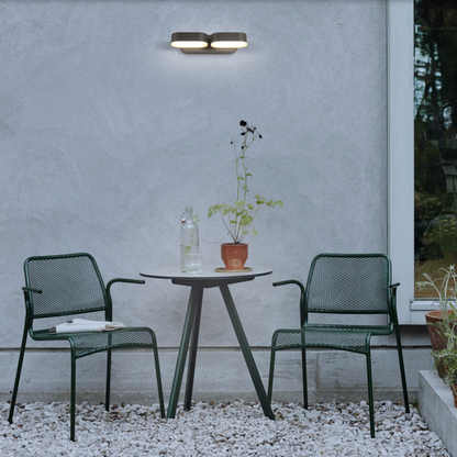 Applique murale extérieure Kansas à deux spots orientables, design moderne et élégant, offrant un éclairage LED personnalisable idéal pour façades et zones de passage.