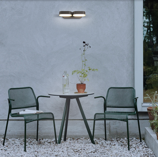 Applique murale extérieure Kansas à deux spots orientables, design moderne et élégant, offrant un éclairage LED personnalisable idéal pour façades et zones de passage.