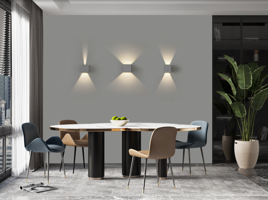 Applique murale extérieure Kendo au design compact et moderne, diffusant une lumière chaude à double faisceau pour un éclairage doux, rassurant et architectural de vos façades et terrasses.