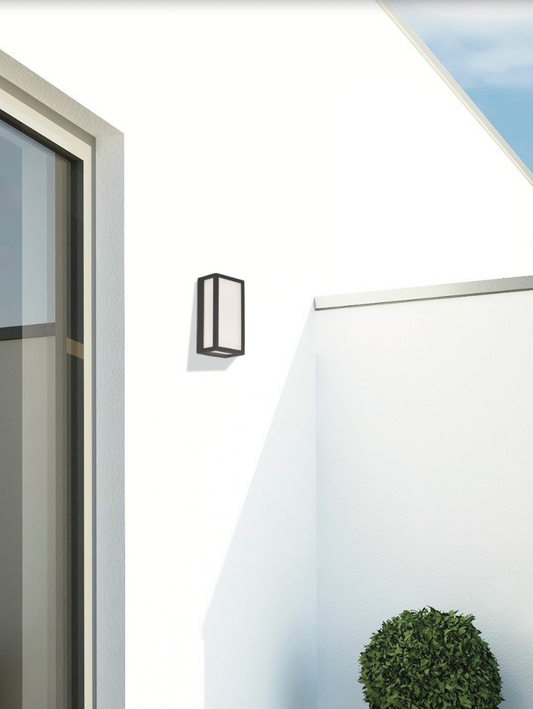 Applique murale extérieure Liam en finition anthracite texturée, design moderne et discret, diffusant une lumière douce de 3000K et résistante aux intempéries grâce à son indice IP65.