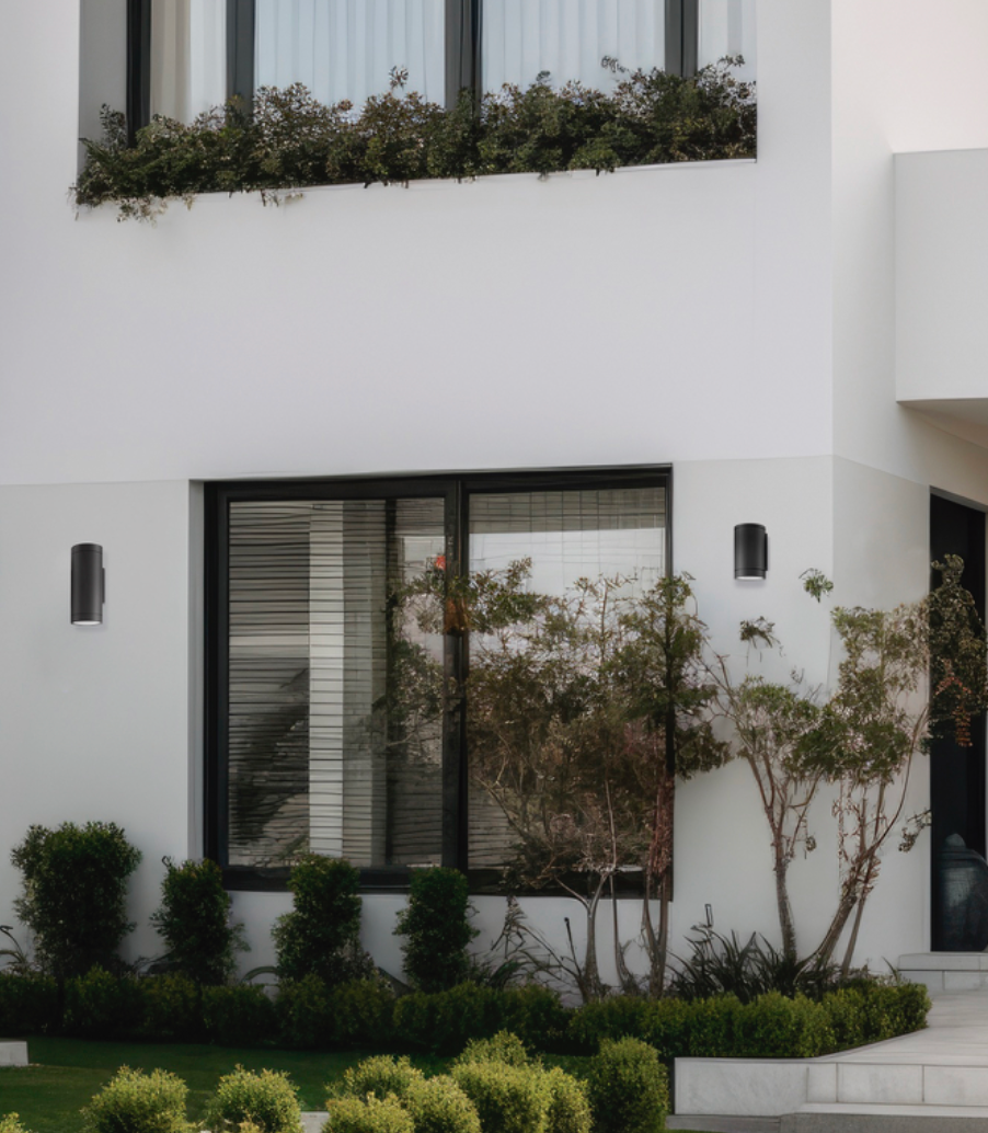 Applique murale extérieure Nori, design sobre en blanc ou anthracite, diffusant une lumière douce et apaisante, résistante aux intempéries avec indice IP65.