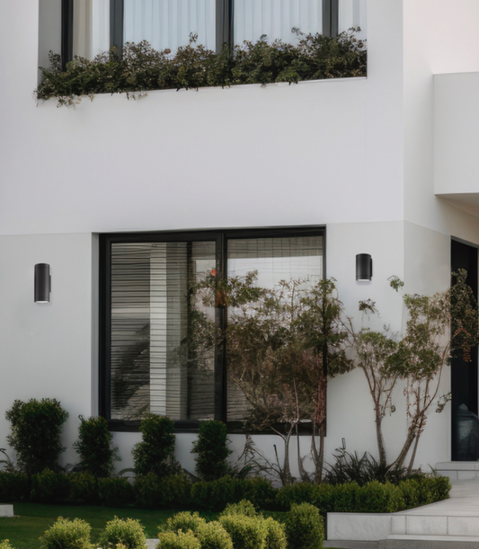 Applique murale extérieure Nori, design sobre en blanc ou anthracite, diffusant une lumière douce et apaisante, résistante aux intempéries avec indice IP65.