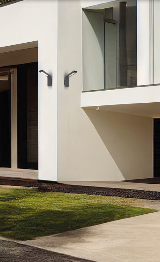 Applique murale extérieure Zen anthracite au design moderne et minimaliste, diffusant une lumière douce et chaleureuse, résistante aux intempéries grâce à sa protection IP54.