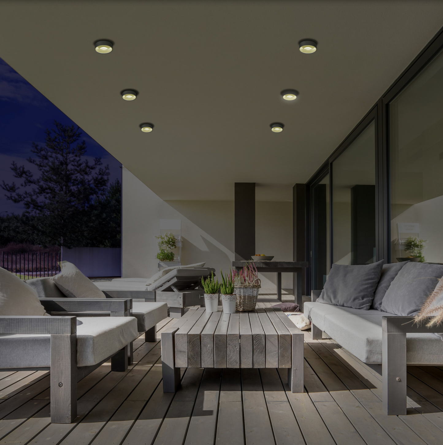 Applique murale extérieure au design discret, diffusant une lumière douce et chaleureuse idéale pour créer une ambiance apaisante et élégante sur les façades.