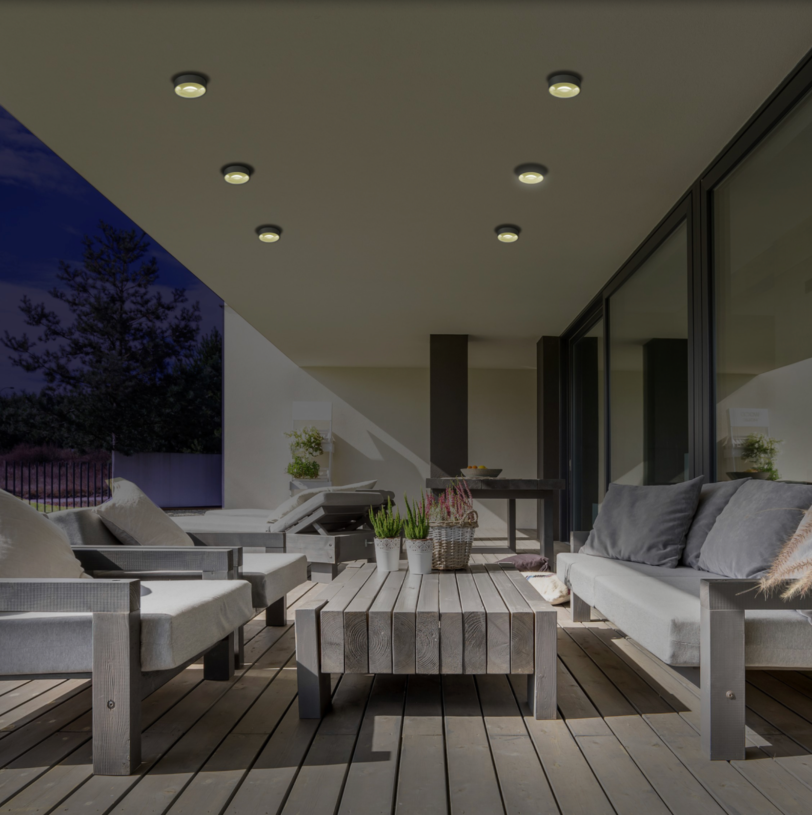 Applique murale extérieure au design discret, diffusant une lumière douce et chaleureuse idéale pour créer une ambiance apaisante et élégante sur les façades.