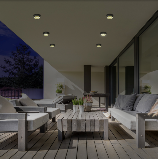 Applique murale extérieure au design discret, diffusant une lumière douce et chaleureuse idéale pour créer une ambiance apaisante et élégante sur les façades.