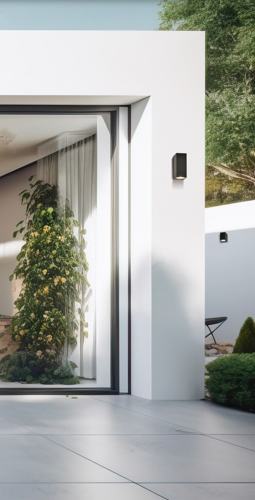 Applique murale intérieure Okra en aluminium, design moderne et minimaliste, diffusant une lumière douce et uniforme idéale pour salons et couloirs.