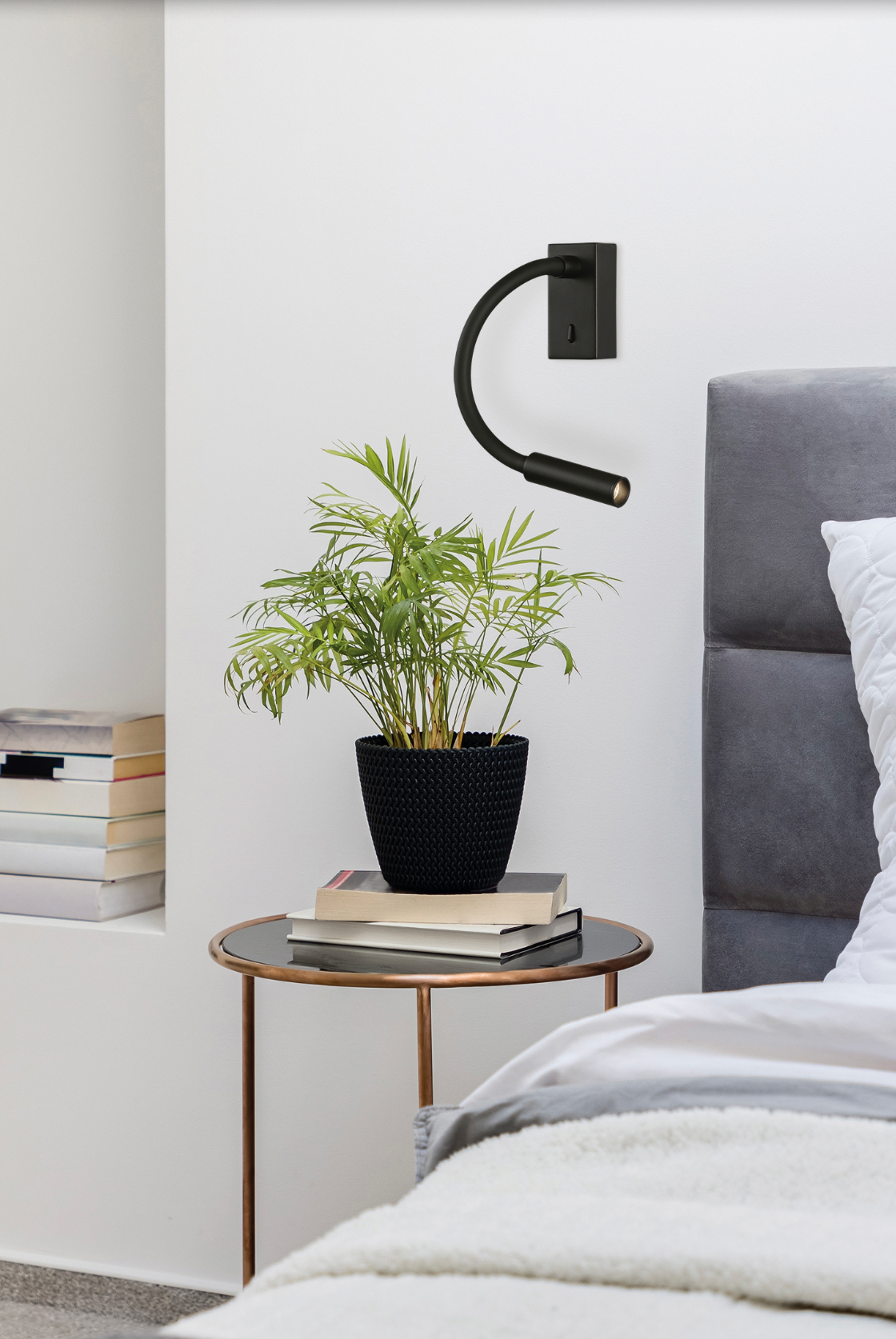 Applique murale orientable au design moderne et minimaliste. Son faisceau doux et précis crée une ambiance apaisante, idéale pour la lecture ou la détente, avec un éclairage ajustable selon vos envies.