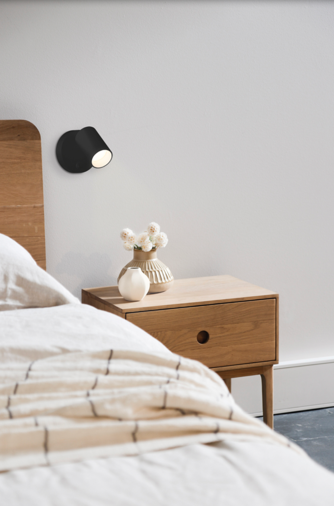 Applique murale orientable au design épuré, idéale pour créer une ambiance douce et intime. Allie fonctionnalité et élégance pour accompagner vos moments de lecture ou de détente avec confort et modernité.