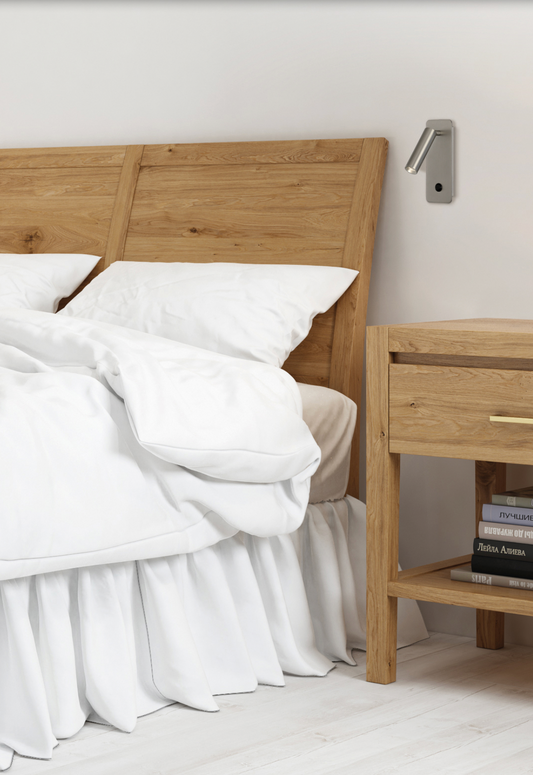 Applique murale orientable avec interrupteur intégré, combinant élégance et praticité. Disponible en noir texturé ou nickel satiné, elle offre un éclairage précis, moderne et fonctionnel pour sublimer chaque espace.