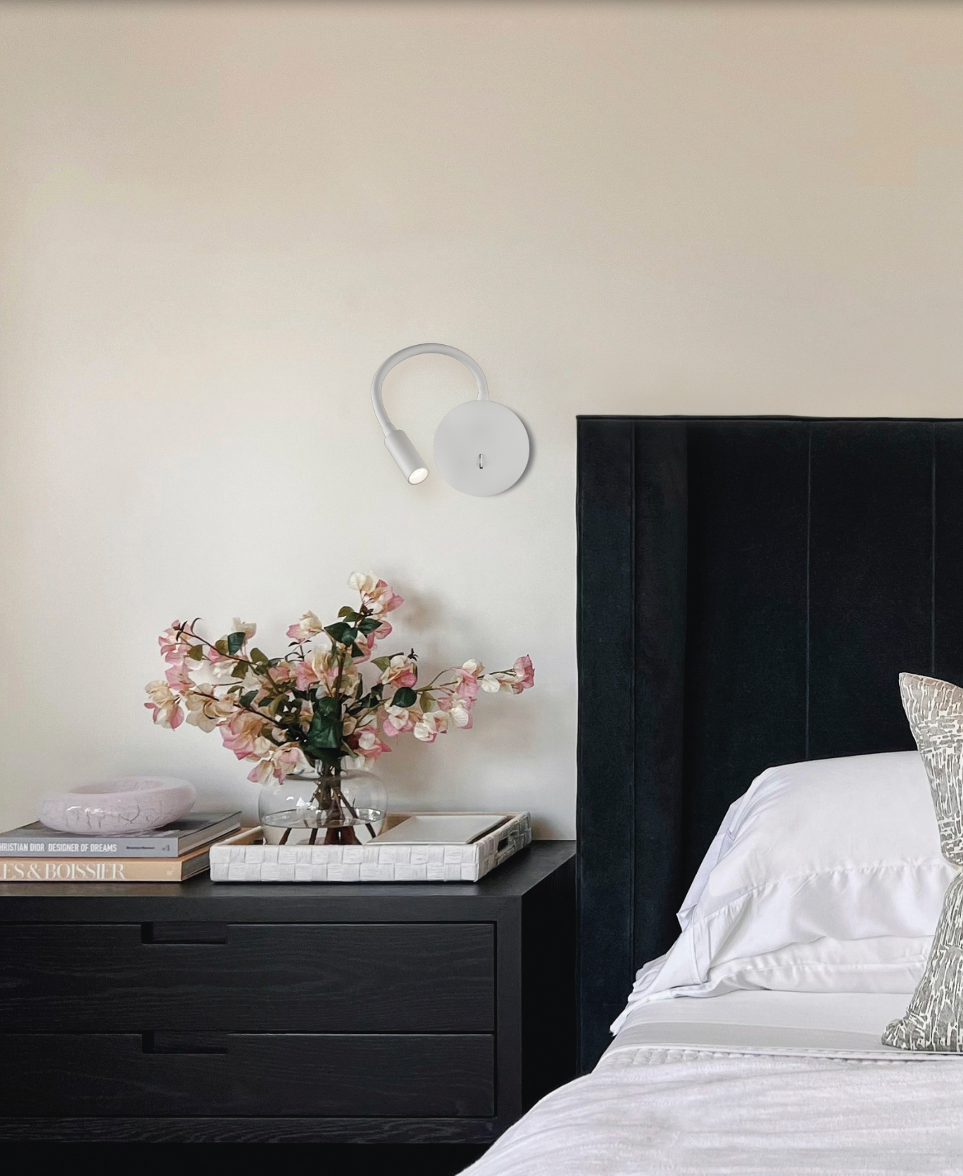 Applique murale à spot orientable au design épuré, idéale pour les chambres. Lumière douce et directionnelle pour la lecture ou la détente, offrant confort, discrétion et précision à chaque instant.