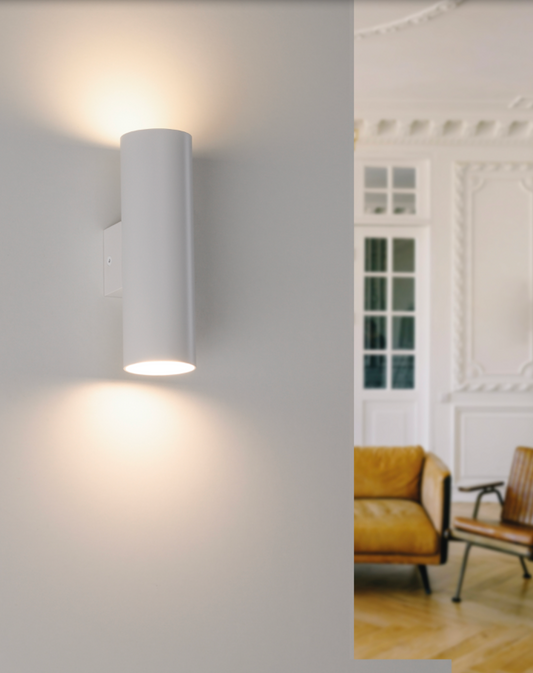 Applique murale tubulaire au design minimaliste, diffusant une lumière douce dans deux directions pour une ambiance équilibrée et apaisante. Idéale pour sublimer vos intérieurs avec élégance et simplicité.
