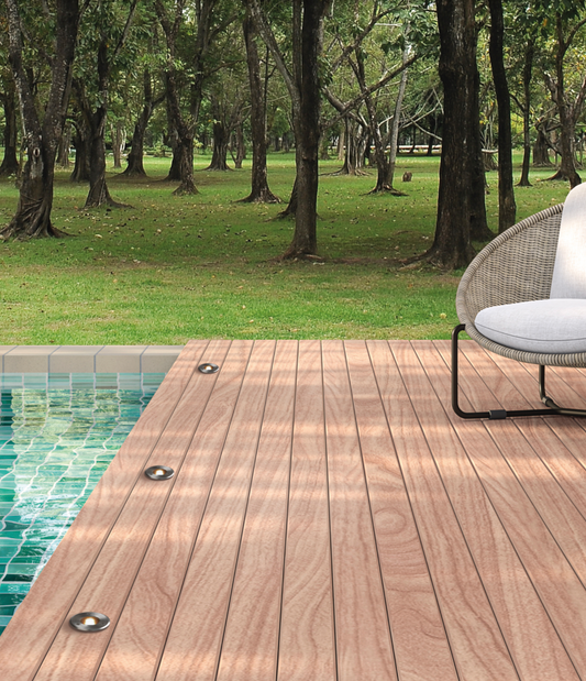 Balise lumineuse extérieure au design sobre et discret, diffusant une lumière chaleureuse et sécurisante, résistante aux intempéries pour un éclairage fiable toute l’année.