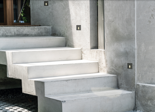 Balise murale encastrée extérieure au design épuré, diffusant une lumière douce et discrète idéale pour baliser murs, allées et façades avec élégance.