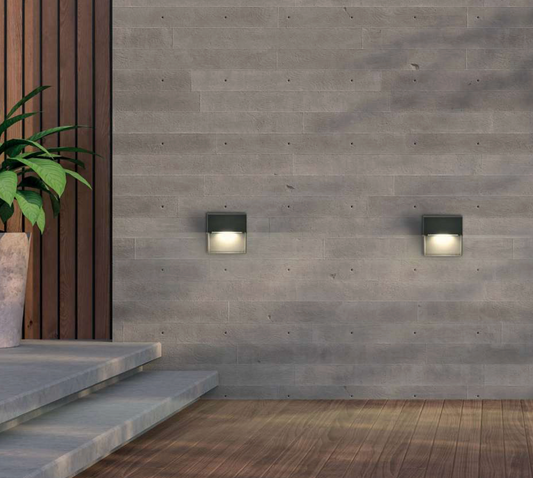 Balise murale extérieure Nashira carrée et discrète, diffusant une lumière douce au ras du sol idéale pour baliser allées et façades avec élégance et sécurité.