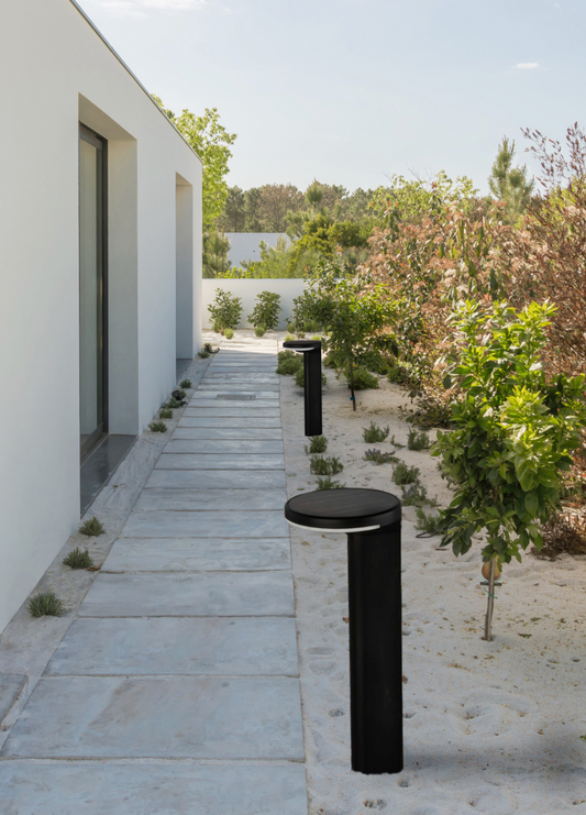 Borne solaire extérieure Gloss au design moderne, avec capteur de luminosité et recharge autonome, diffusant une lumière chaude et durable résistante aux intempéries IP65.