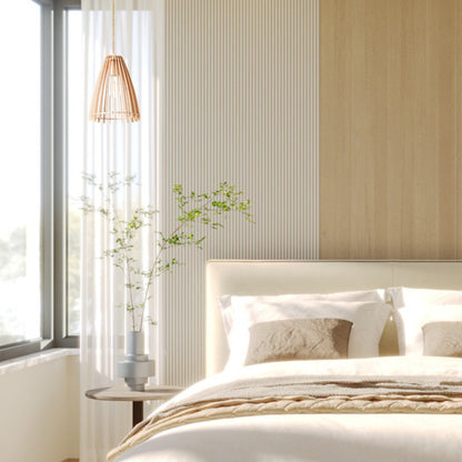 Suspension en bois naturelle CUSKA, au design ajouré et moderne, diffusant une lumière douce et chaleureuse idéale pour les salons, salles à manger ou chambres contemporaines.