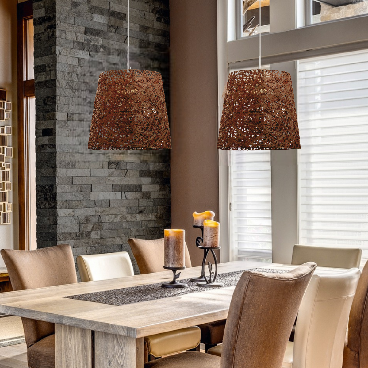 Suspension en fibres naturelles tressées VIMET, luminaire en rotin brun au design artisanal, parfait pour un éclairage chaleureux dans une salle à manger, un salon ou une chambre au style bohème chic.