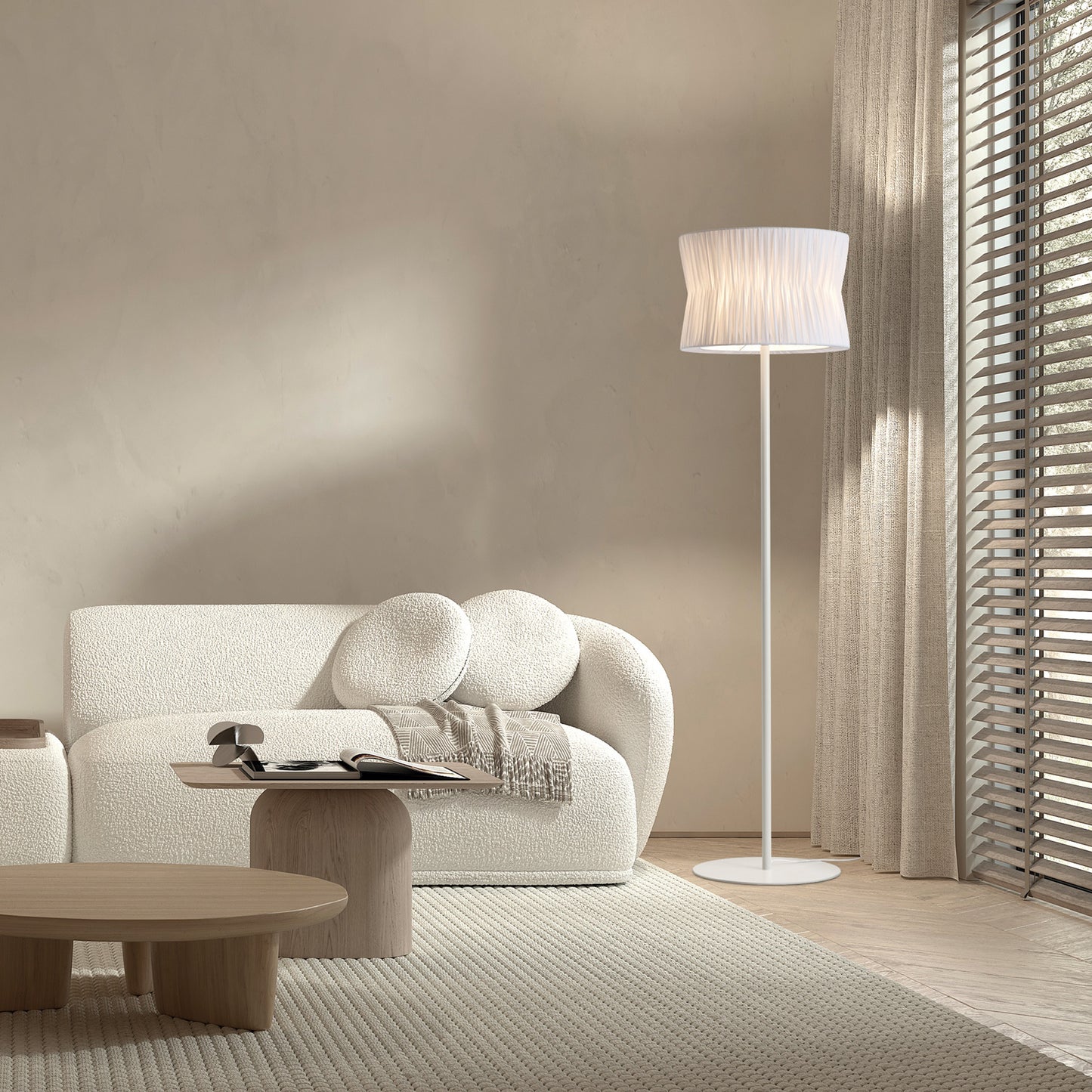 Lampadaire Cora en acier avec abat-jour blanc – luminaire design moderne diffusant une lumière douce et chaleureuse pour salon, chambre ou coin lecture.