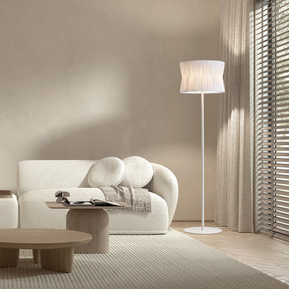 Lampadaire Cora en acier avec abat-jour blanc – luminaire design moderne diffusant une lumière douce et chaleureuse pour salon, chambre ou coin lecture.