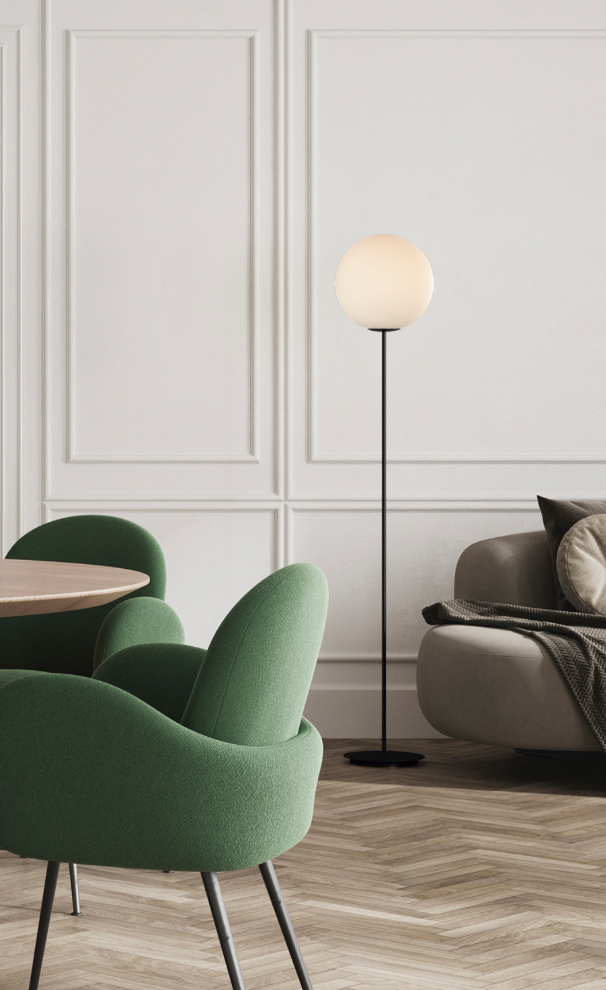 Lampadaire Parma avec abat-jour sphérique en finition opale et or mat, diffusant une lumière douce et chaleureuse, idéal pour sublimer salons et chambres avec élégance.