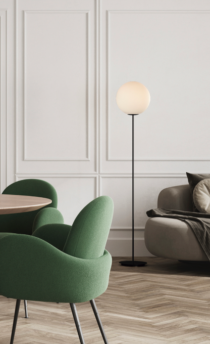 Lampadaire Parma avec abat-jour sphérique en finition opale et or mat, diffusant une lumière douce et chaleureuse, idéal pour sublimer salons et chambres avec élégance.