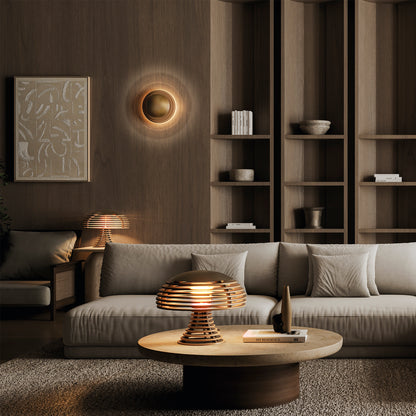 Lampe de salon TEC T en bois de hêtre et acier au design naturel et contemporain, diffusant une lumière douce idéale pour salon, chambre ou coin lecture.